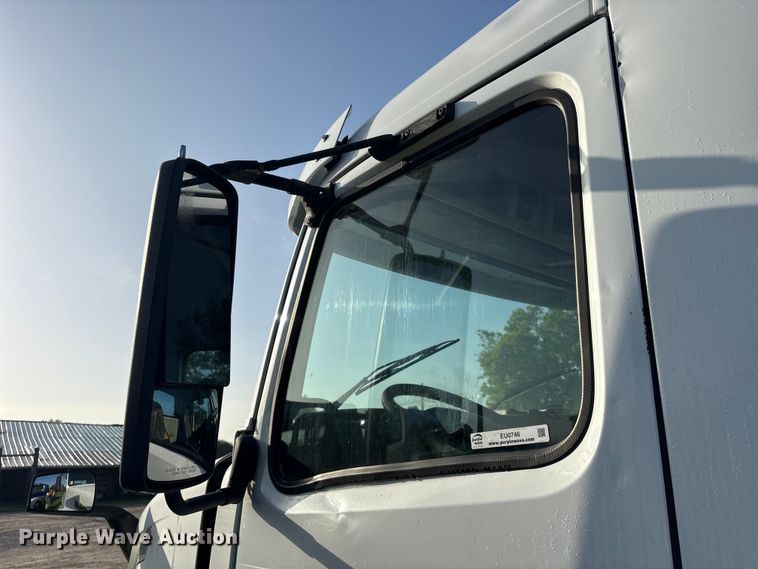 image for item EU0746 2013 Volvo VNL semi truck