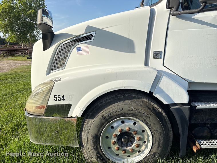 image for item EU0746 2013 Volvo VNL semi truck
