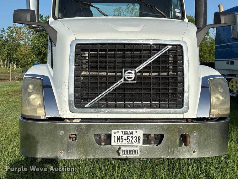 image for item EU0746 2013 Volvo VNL semi truck