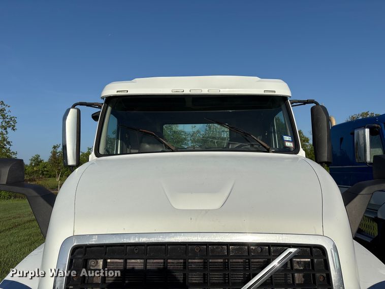 image for item EU0746 2013 Volvo VNL semi truck