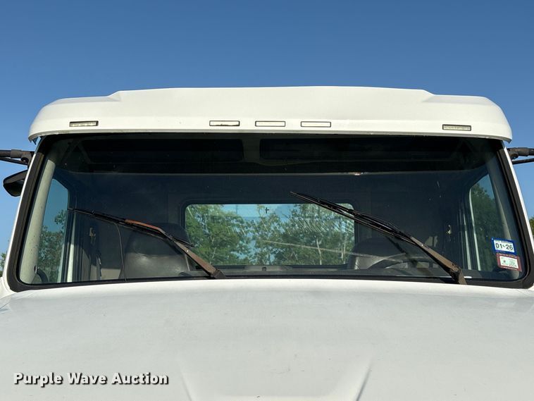 image for item EU0746 2013 Volvo VNL semi truck