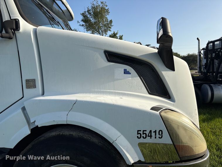 image for item EU0746 2013 Volvo VNL semi truck