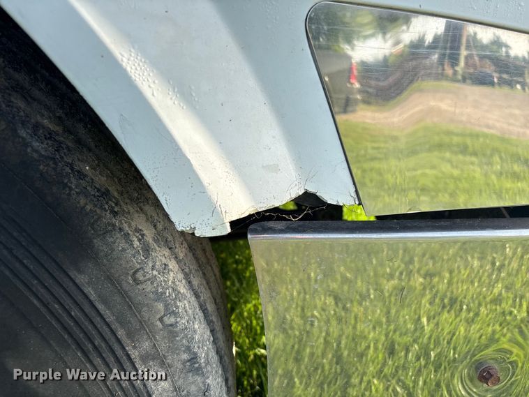 image for item EU0746 2013 Volvo VNL semi truck