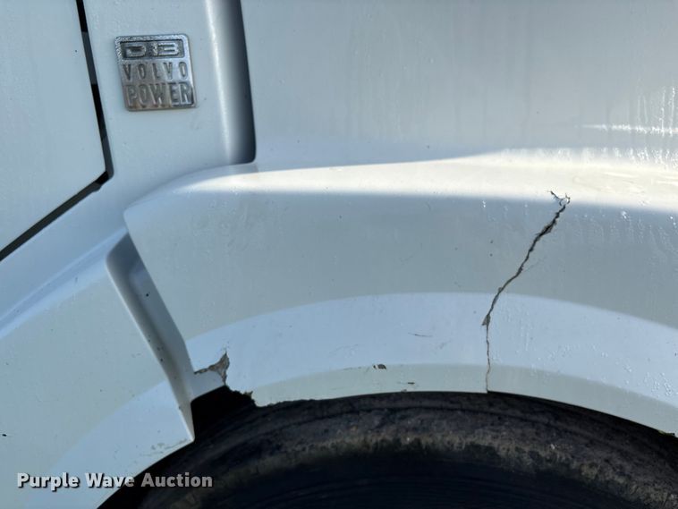 image for item EU0746 2013 Volvo VNL semi truck