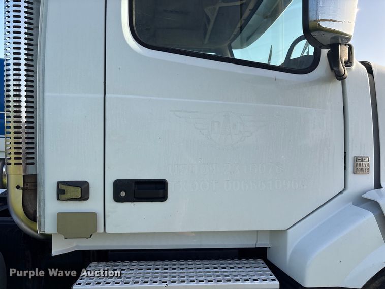 image for item EU0746 2013 Volvo VNL semi truck