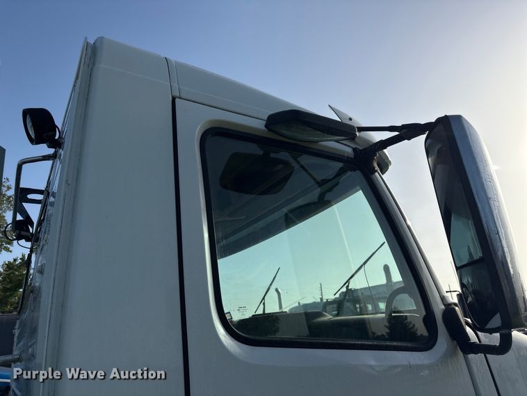 image for item EU0746 2013 Volvo VNL semi truck