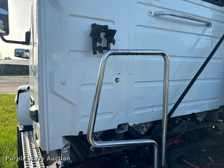 image for item EU0746 2013 Volvo VNL semi truck