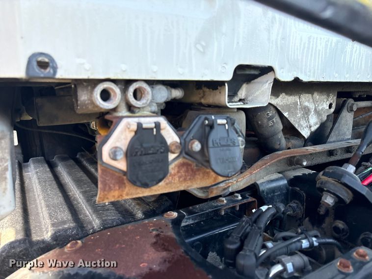 image for item EU0746 2013 Volvo VNL semi truck