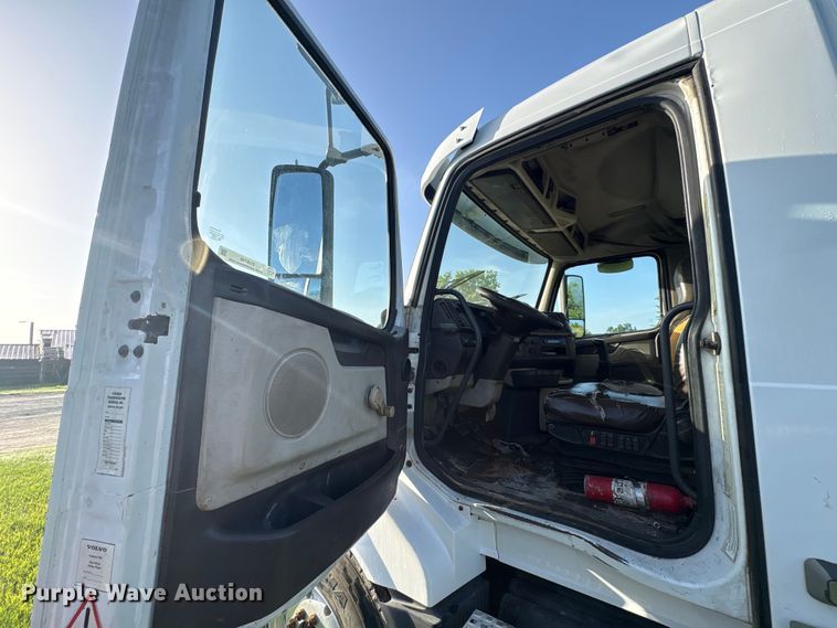 image for item EU0746 2013 Volvo VNL semi truck