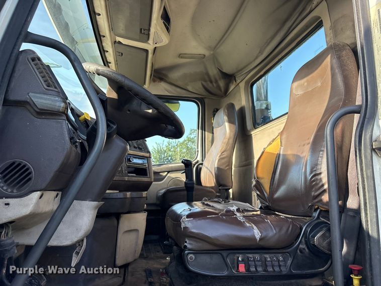 image for item EU0746 2013 Volvo VNL semi truck