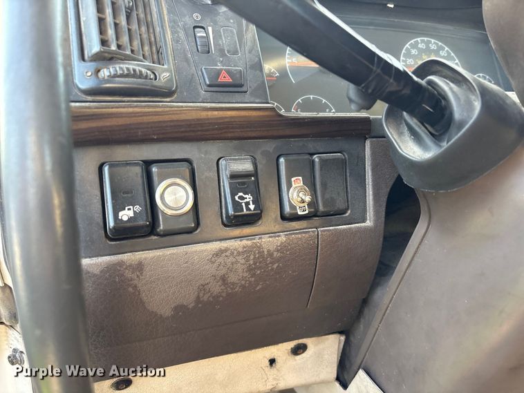 image for item EU0746 2013 Volvo VNL semi truck