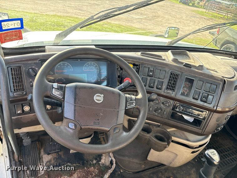 image for item EU0746 2013 Volvo VNL semi truck