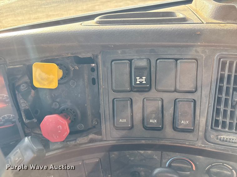 image for item EU0746 2013 Volvo VNL semi truck