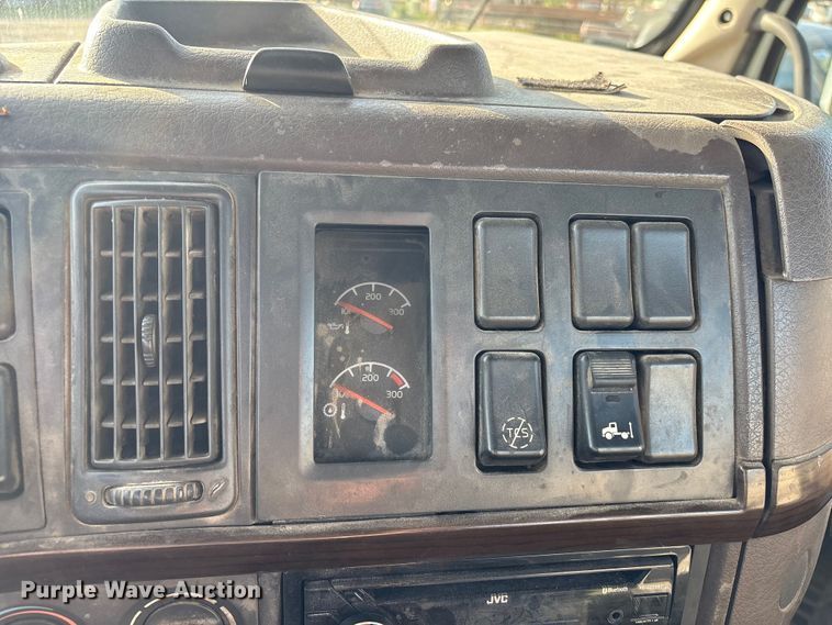 image for item EU0746 2013 Volvo VNL semi truck