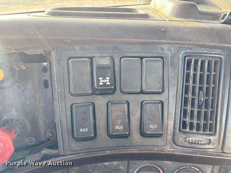 image for item EU0746 2013 Volvo VNL semi truck