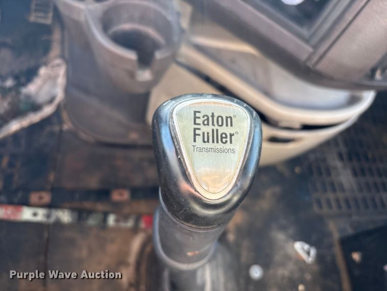 image for item EU0746 2013 Volvo VNL semi truck