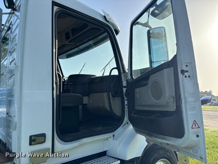 image for item EU0746 2013 Volvo VNL semi truck