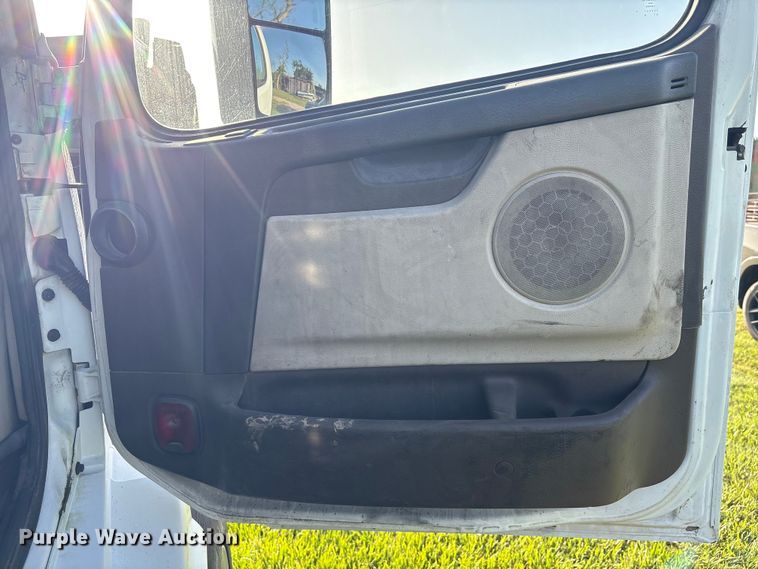 image for item EU0746 2013 Volvo VNL semi truck