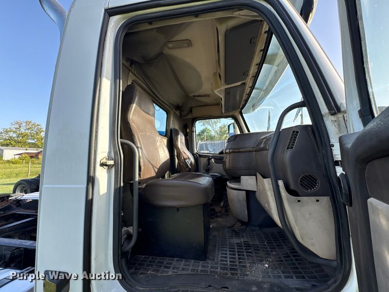 image for item EU0746 2013 Volvo VNL semi truck