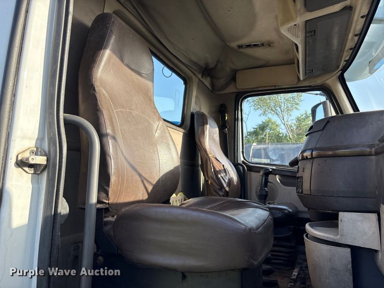 image for item EU0746 2013 Volvo VNL semi truck