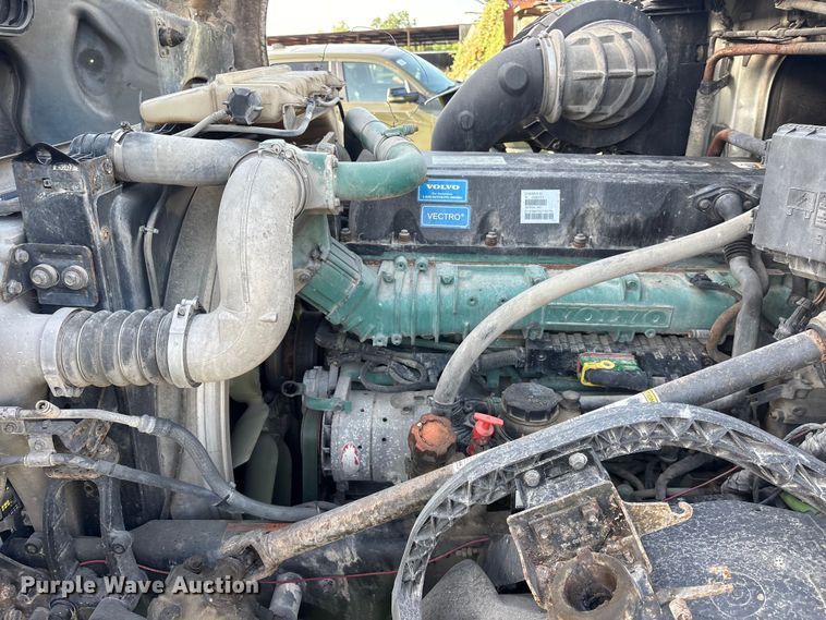 image for item EU0746 2013 Volvo VNL semi truck
