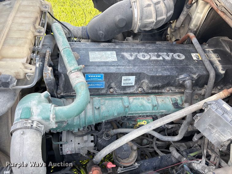 image for item EU0746 2013 Volvo VNL semi truck