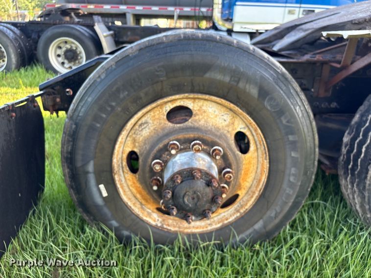 image for item EU0746 2013 Volvo VNL semi truck