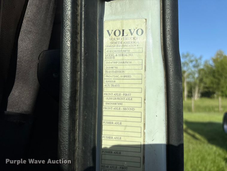 image for item EU0746 2013 Volvo VNL semi truck