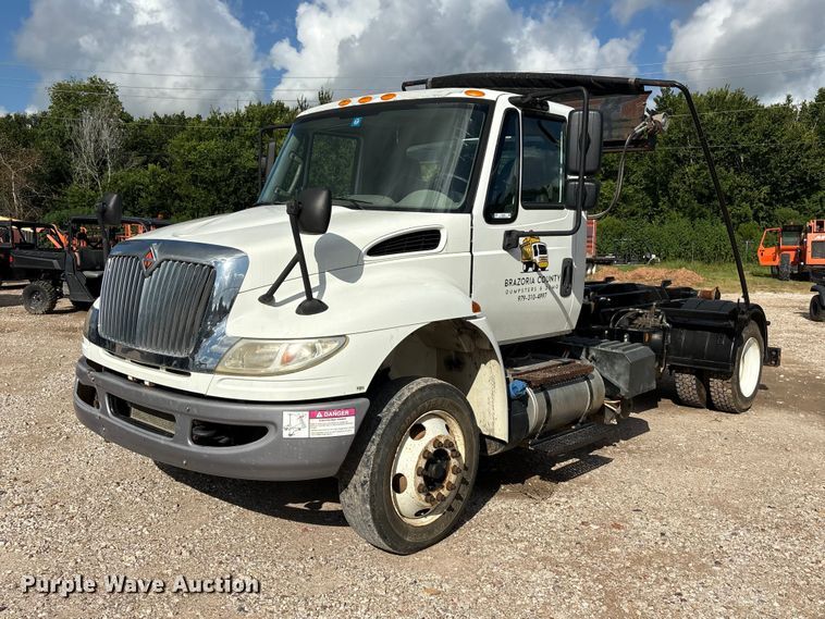 image for item EU0795 2017 International MA025 roll-off container trailer