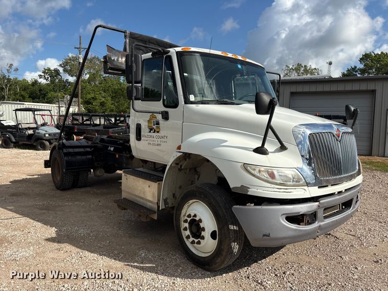image for item EU0795 2017 International MA025 roll-off container trailer