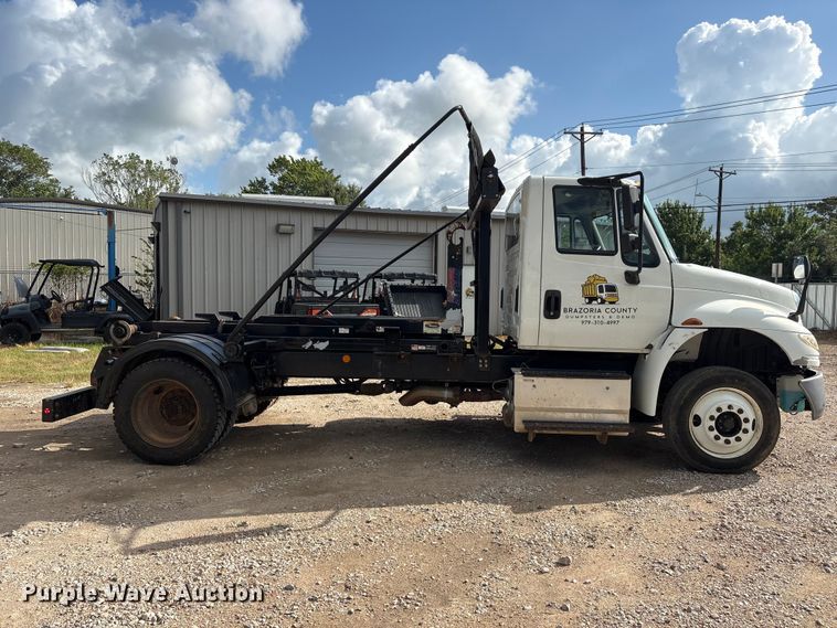 image for item EU0795 2017 International MA025 roll-off container trailer