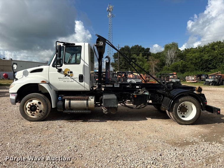 image for item EU0795 2017 International MA025 roll-off container trailer