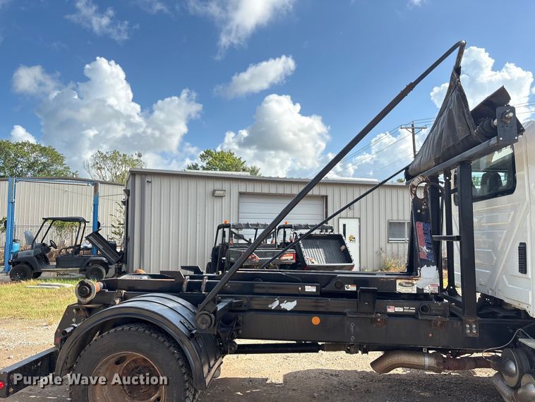 image for item EU0795 2017 International MA025 roll-off container trailer