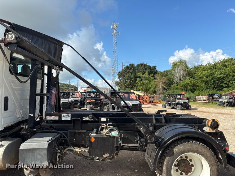 image for item EU0795 2017 International MA025 roll-off container trailer