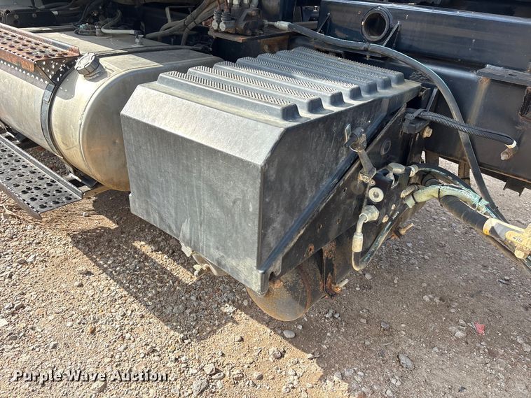 image for item EU0795 2017 International MA025 roll-off container trailer
