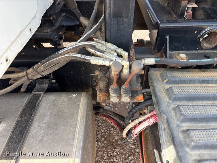 image for item EU0795 2017 International MA025 roll-off container trailer