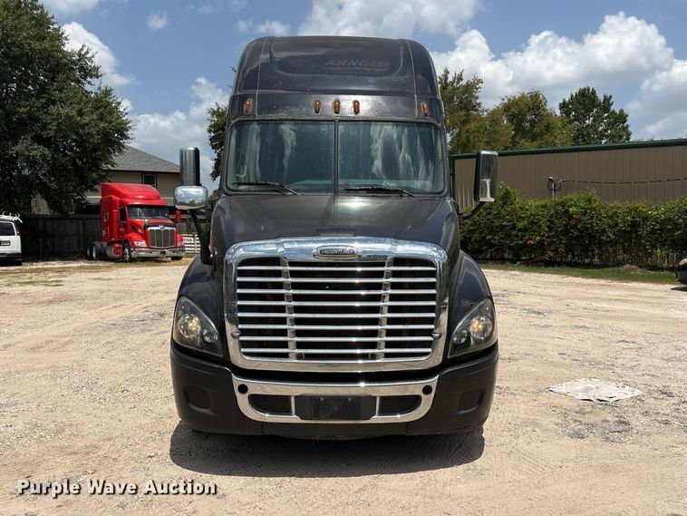 image for item EU0825 2016 Freightliner Cascadia 125 semi truck