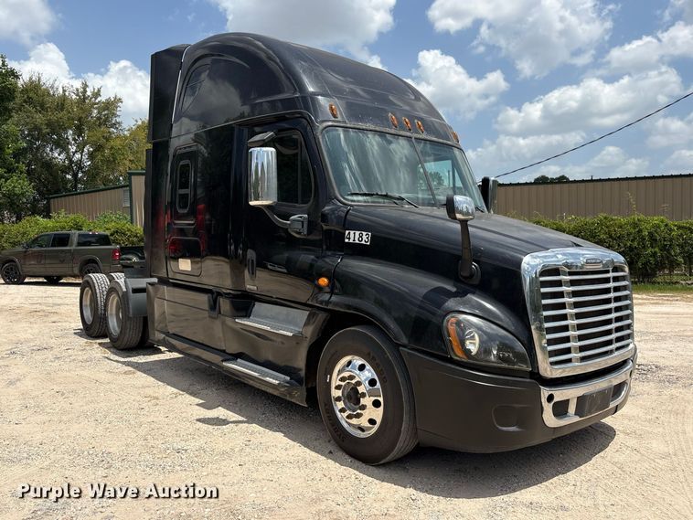 image for item EU0825 2016 Freightliner Cascadia 125 semi truck