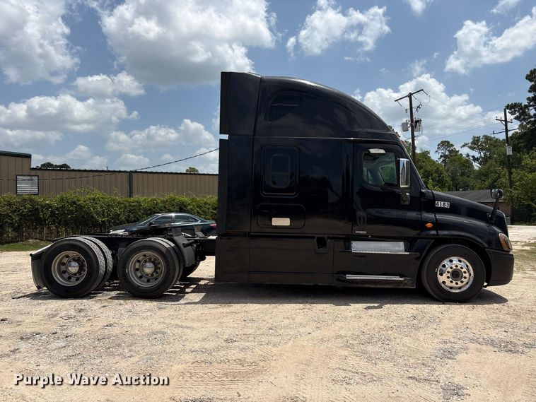 image for item EU0825 2016 Freightliner Cascadia 125 semi truck