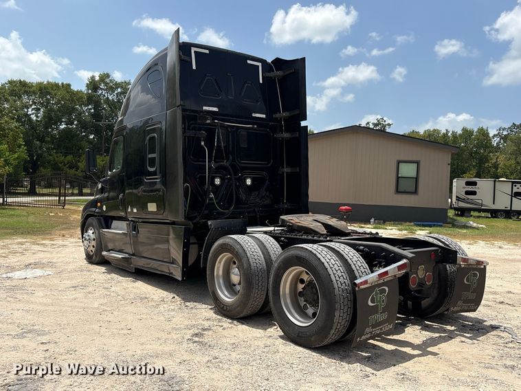 image for item EU0825 2016 Freightliner Cascadia 125 semi truck