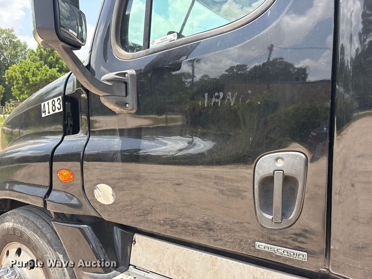 image for item EU0825 2016 Freightliner Cascadia 125 semi truck