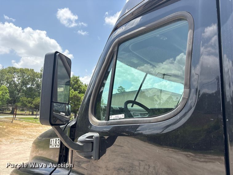 image for item EU0825 2016 Freightliner Cascadia 125 semi truck
