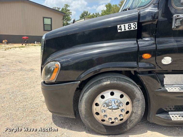 image for item EU0825 2016 Freightliner Cascadia 125 semi truck