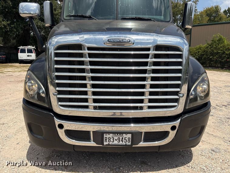 image for item EU0825 2016 Freightliner Cascadia 125 semi truck