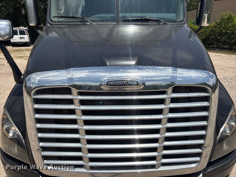 image for item EU0825 2016 Freightliner Cascadia 125 semi truck