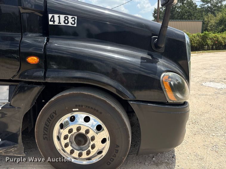image for item EU0825 2016 Freightliner Cascadia 125 semi truck
