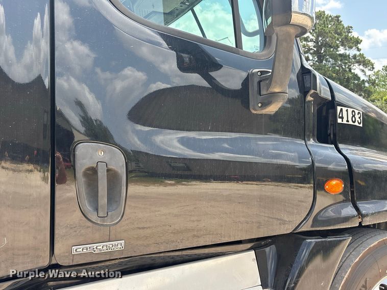 image for item EU0825 2016 Freightliner Cascadia 125 semi truck