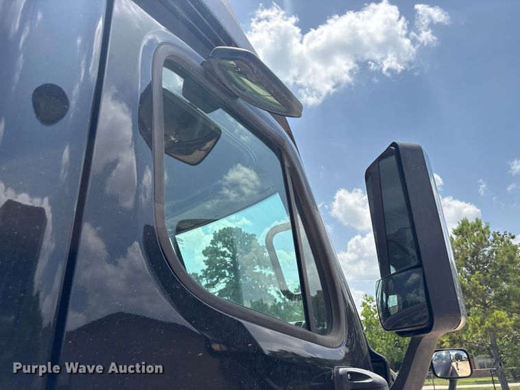 image for item EU0825 2016 Freightliner Cascadia 125 semi truck