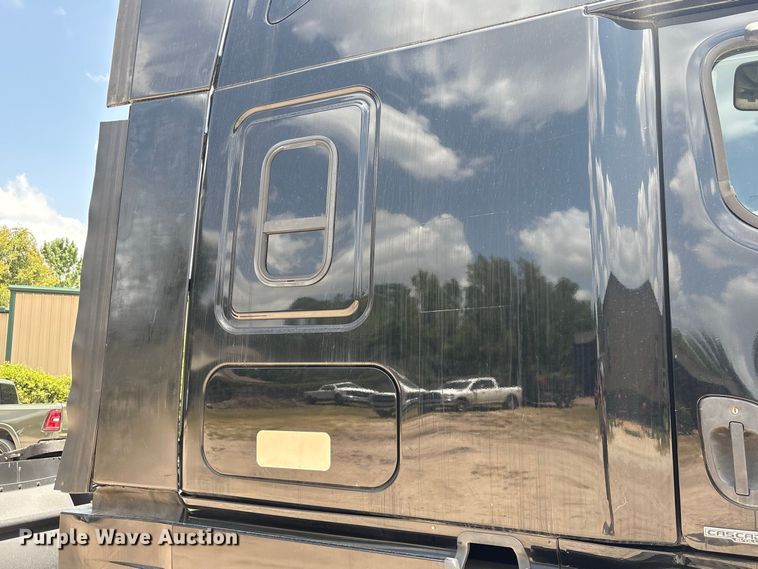 image for item EU0825 2016 Freightliner Cascadia 125 semi truck