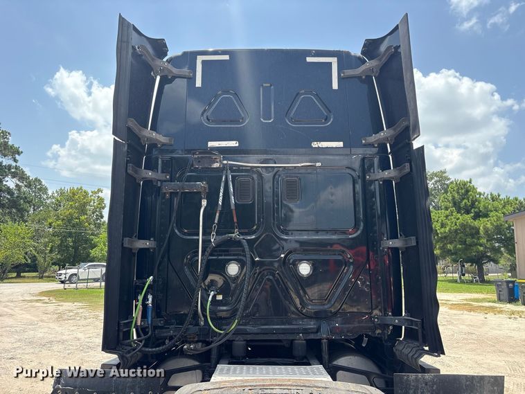 image for item EU0825 2016 Freightliner Cascadia 125 semi truck